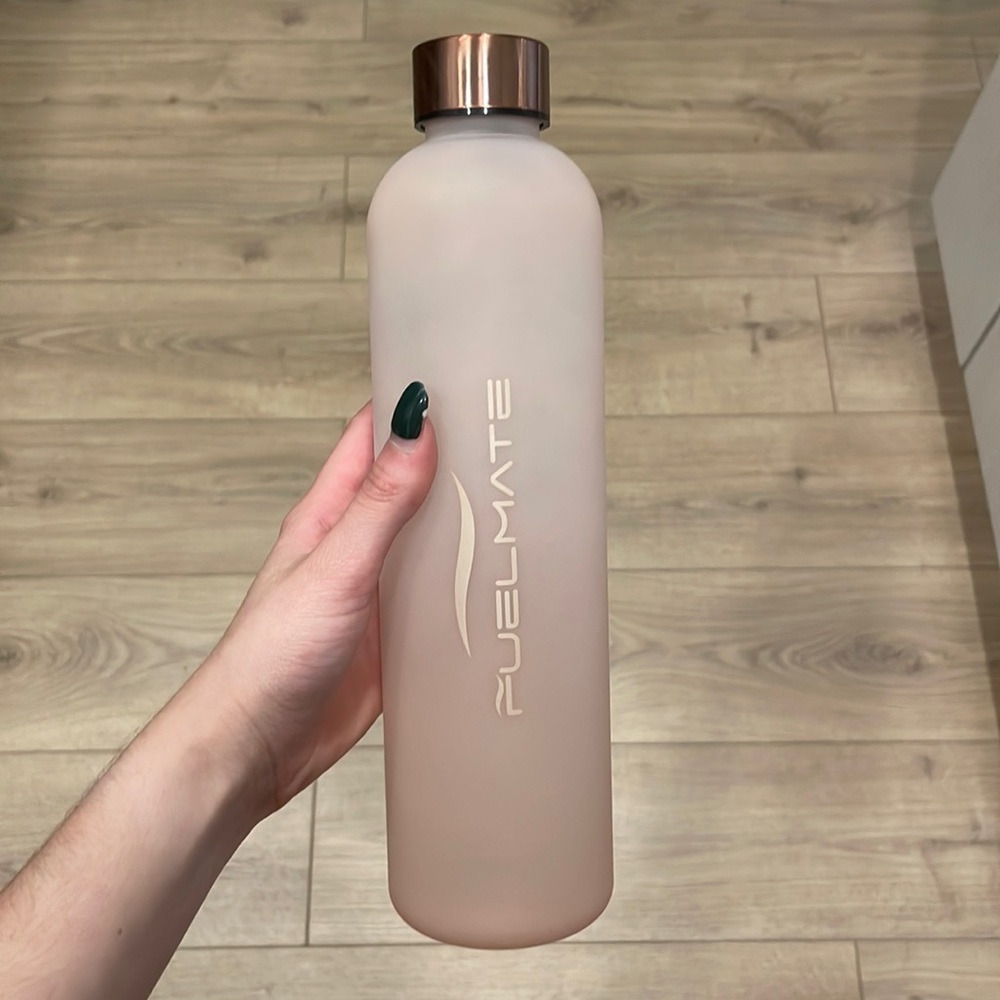 Water bottle that tracks water consumption